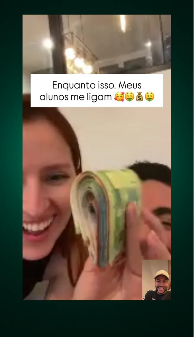 Chamada de vídeo real com um aluno comemorando resultados